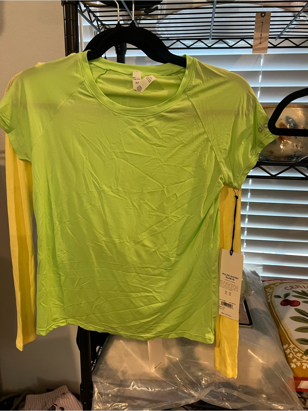 ALO YOGA PULSE SHORT SLEEVE SHIRT, XS NWT - Picture 2 of 3